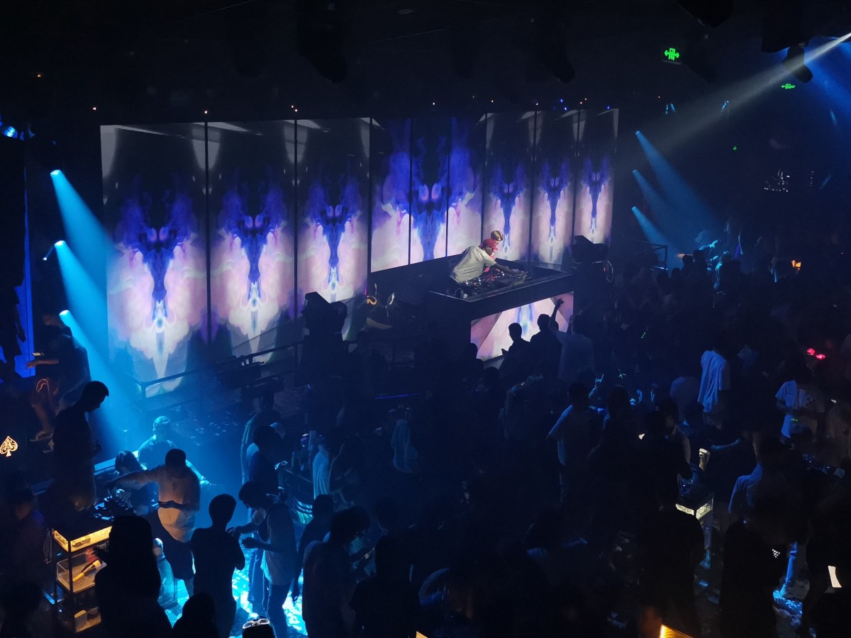 跟着老板蹦夜店